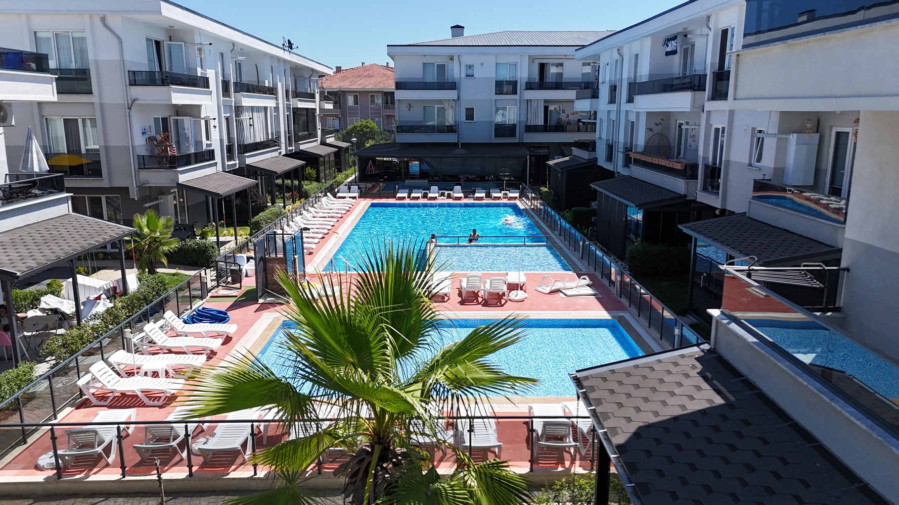 KARASU'DA DENİZE YAKIN DAİRELER